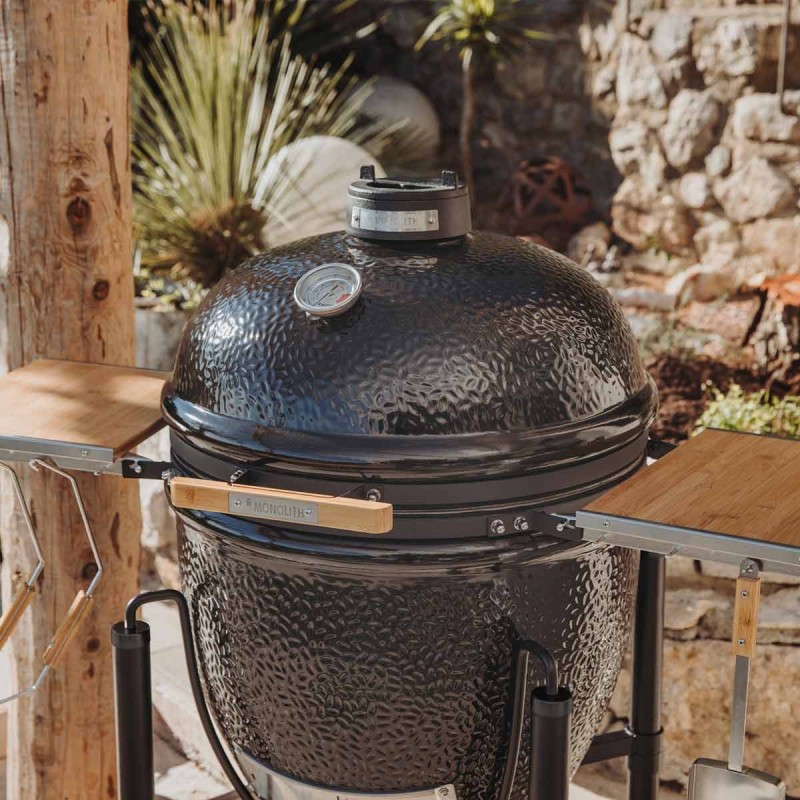 Kamado Monolith ONE.66 con carro y mesas laterales de bambú ø 55 cm