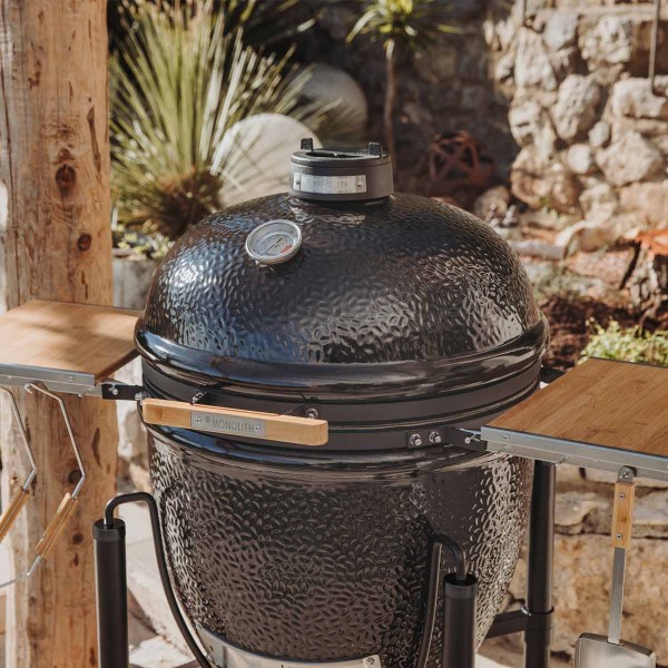 Kamado Monolith ONE.66 con carro y mesas laterales de bambú ø 55 cm