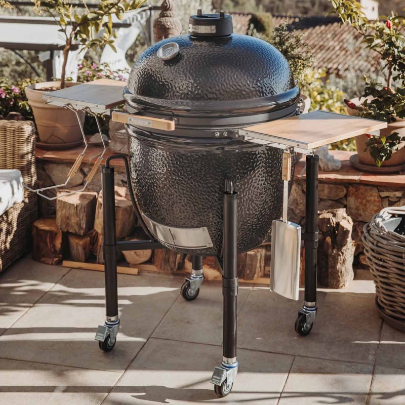 Kamado Monolith ONE.66 con carro y mesas laterales de bambú ø 55 cm