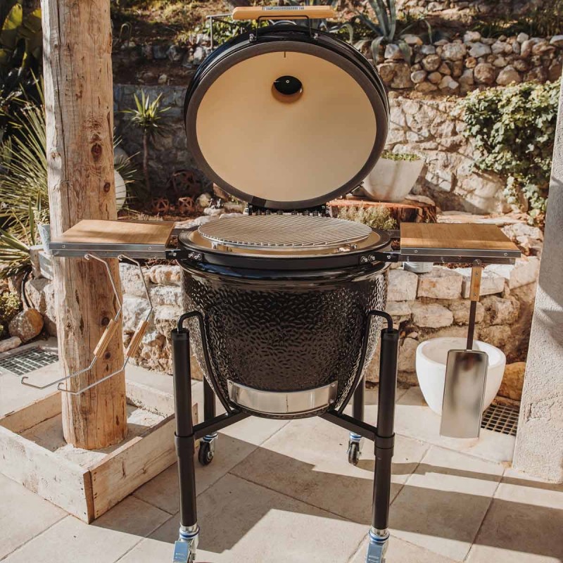 Kamado Monolith ONE.66 con carro y mesas laterales de bambú ø 55 cm