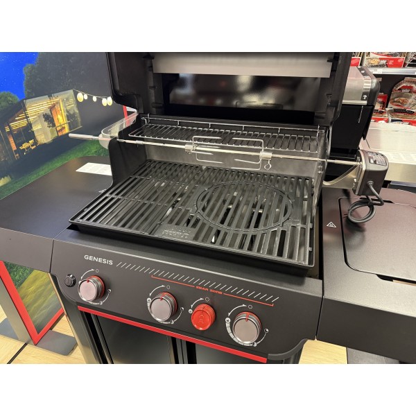 Weber Genesis E-330WR Stealth Edition con Asador Giratorio