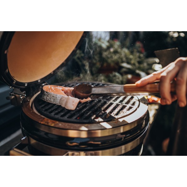pinzas y parrilla de hierro fundido